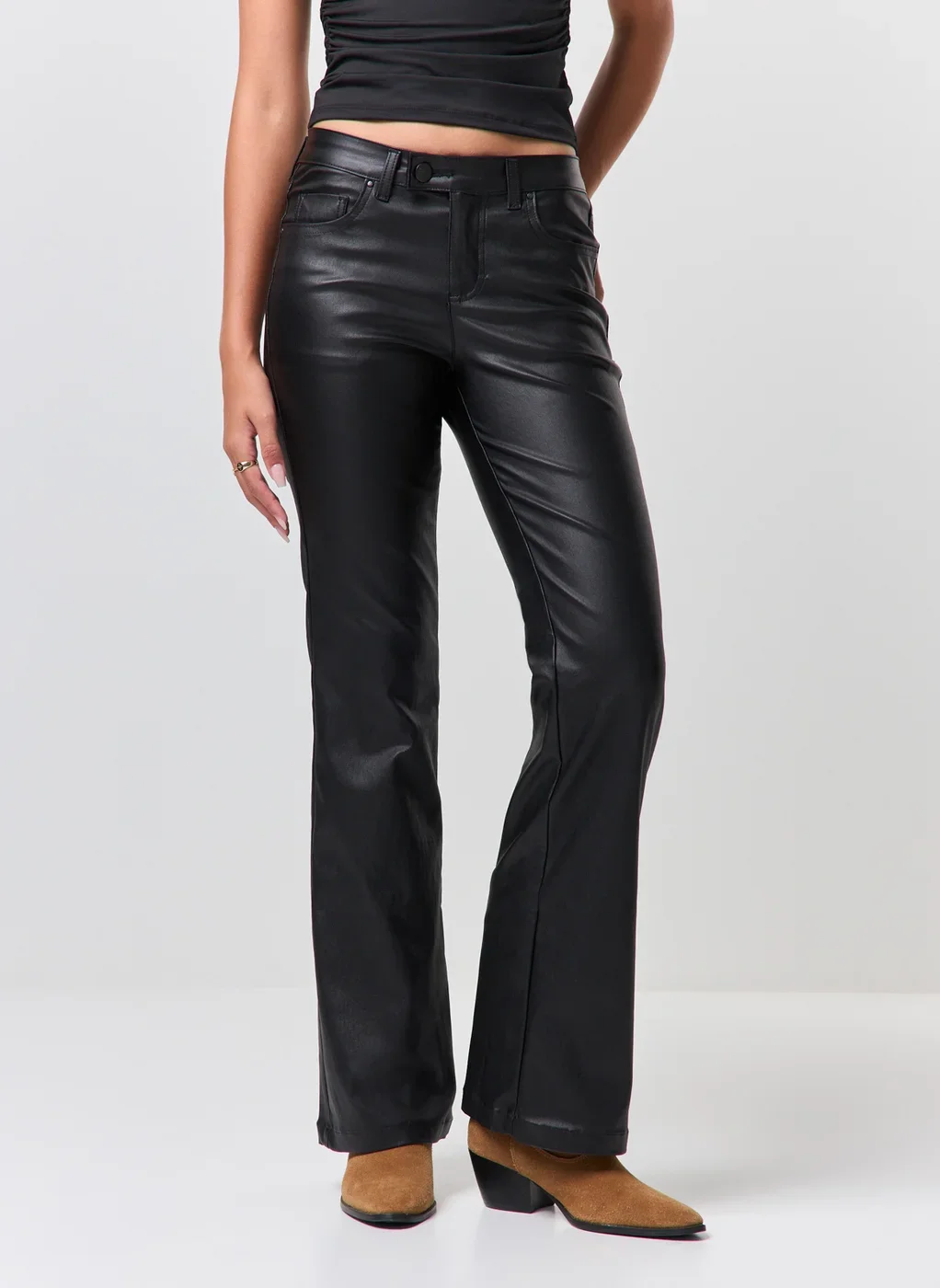 calça sarja bootcut com aspecto de couro