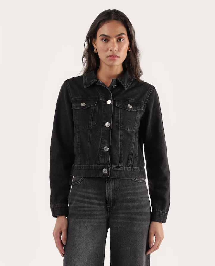 Jaqueta jeans feminina com recortes e bolsos - Jeans Black Escuro | Pool Jeans