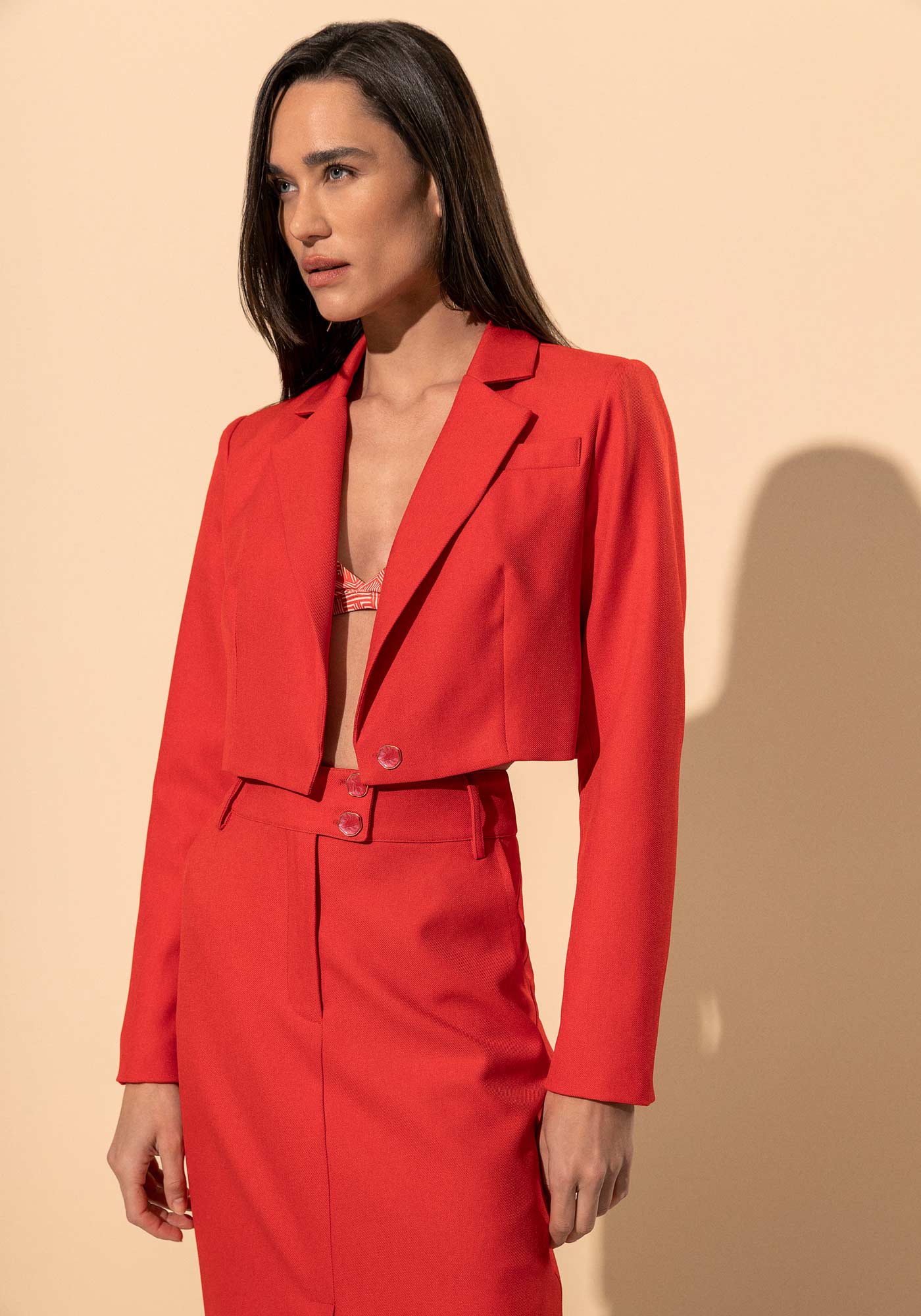 Blazer Cropped Com Lapelas E Botão Em Tecido Plano